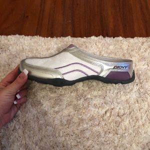 NWT DKNY Women’s size 5.5 slip on Sneaker!